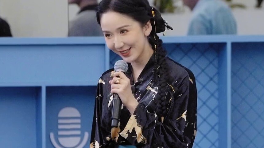 娄艺潇身着汉服亮相，强调主播需具备应变力