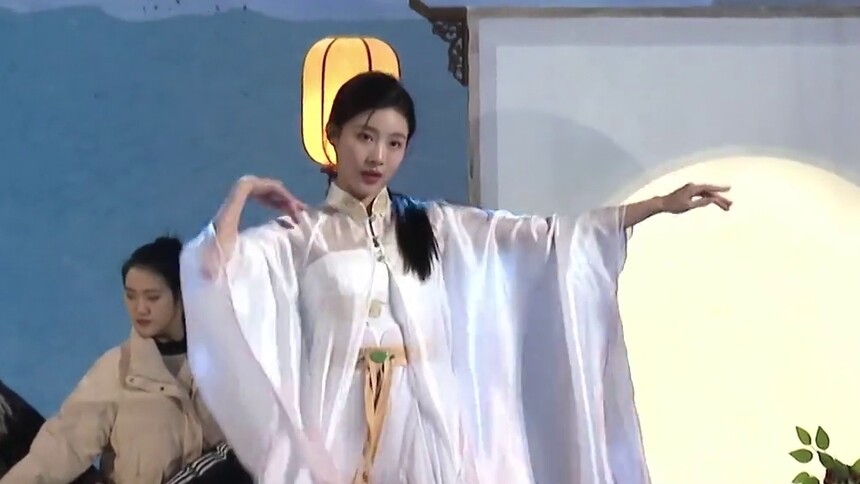 《2024湖南卫视芒果TV春晚》彩排直击：孙芮古装长裙展曼妙舞姿