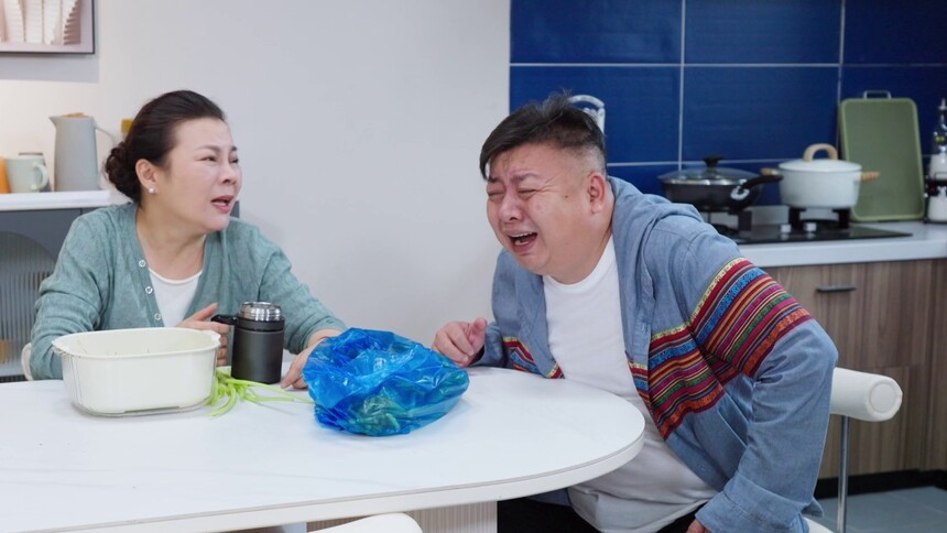 楼上装修声音大如雷，老胡一家扯着嗓子互相喊话