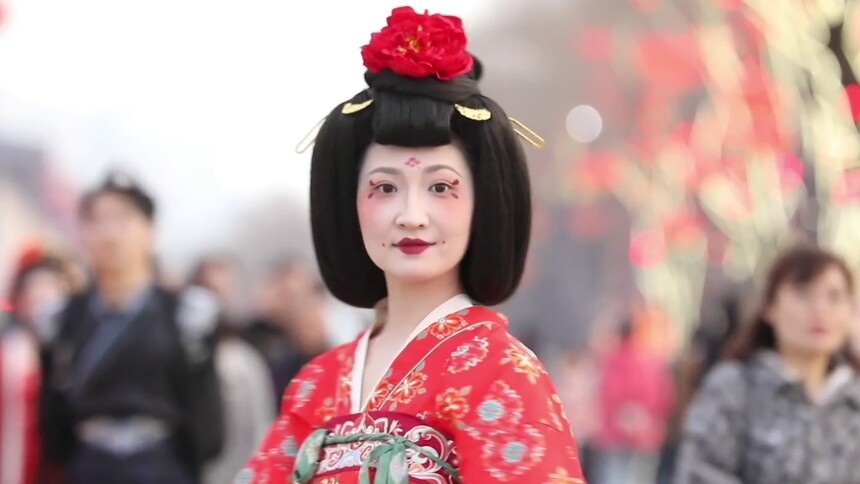 奇妙的汉服之旅：穿上汉服 新华社小姐姐变身真人版唐妞
