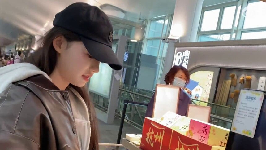 林允极限打卡厦门沙坡尾 明艳红唇大女主