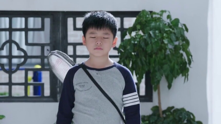 星辰跟老何打羽毛球被打哭，向南小妮商量要帮星辰重拾自信