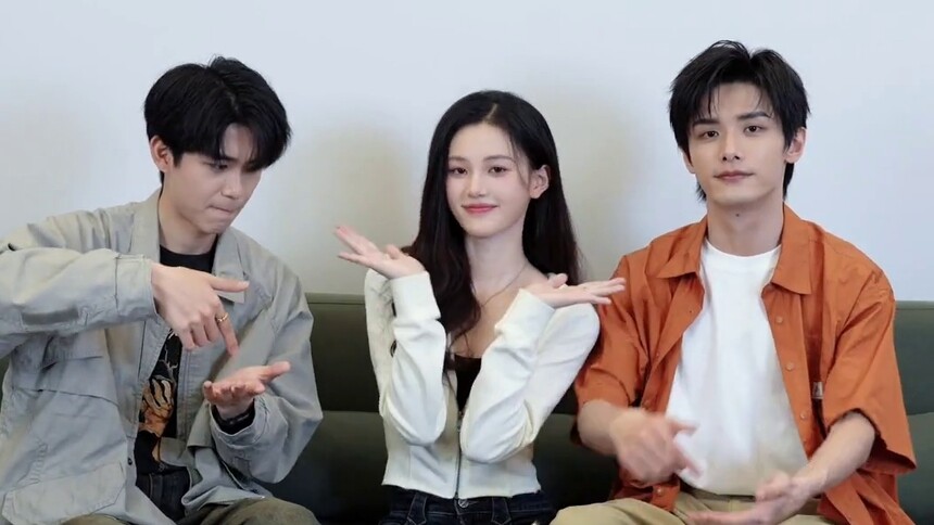 甜甜的三人组手势舞！赵弈钦方晓东向沈羽洁拜师学习