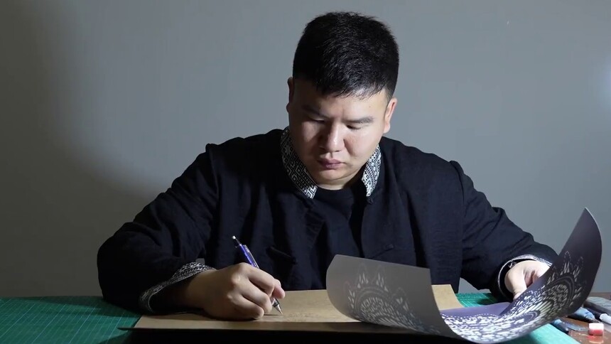 文化中国行丨侗族印染刻板技艺传承人曾昭龙：让传统工艺绽“新花”
