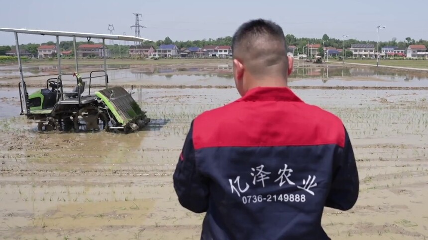 广袤田地 “新农人”陈帅宇播撒青春智慧