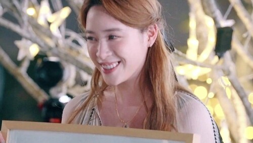 欧阳妮妮离别送惊喜 手绘全家福超暖心