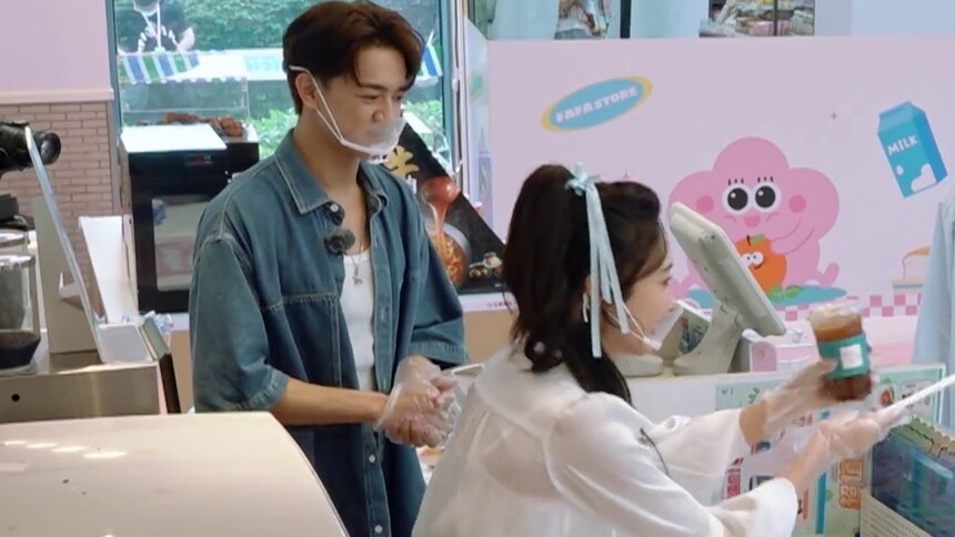 宣璐周大为模拟真实营业 自制饮品手忙脚乱