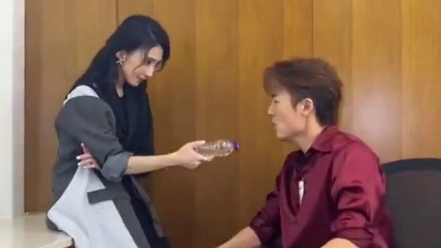 吴克群戴佩妮小学生式打赌现场