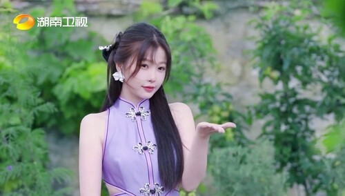 《中餐厅8》出发宣传片 虞书欣行李成分：国风旗袍