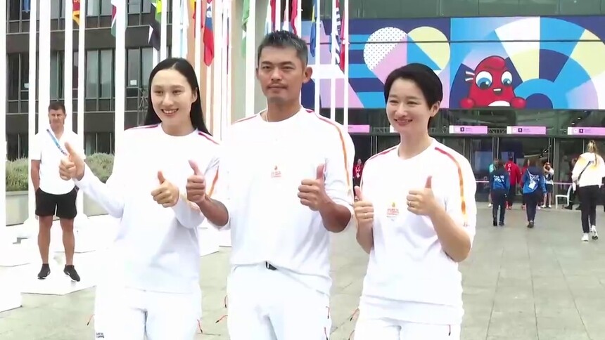 巴黎奥运会 | 圣火在奥运村传递 林丹、吴静钰、张虹等参加