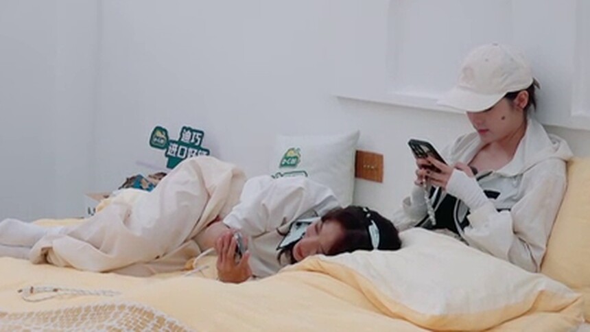 可爱花絮放送03 王珞丹欧阳娜娜枕腿贴贴