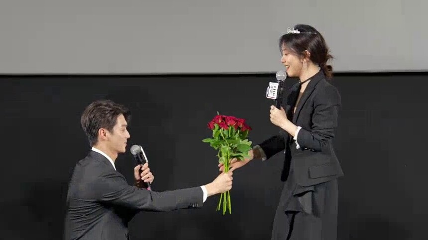 谭松韵许凯还原求婚名场面！