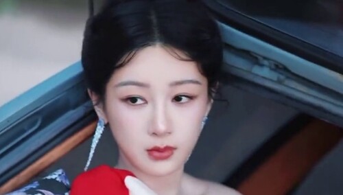 杨紫 一袭炫彩果香连衣裙 夏日的浪漫绽放在裙摆
