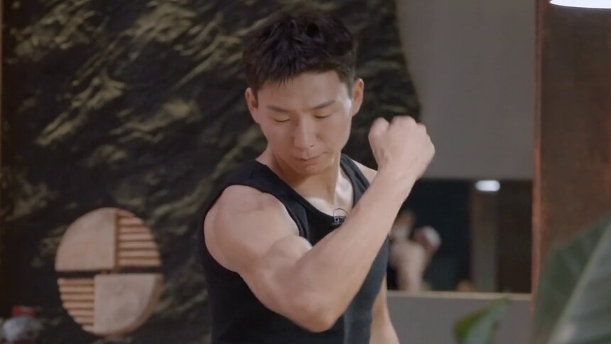 反差感拉满！阿如那自带气场出场