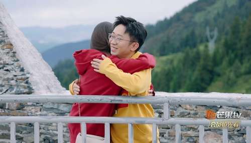 任意门毕业快乐！杨迪娜扎收官杀青相拥告别！