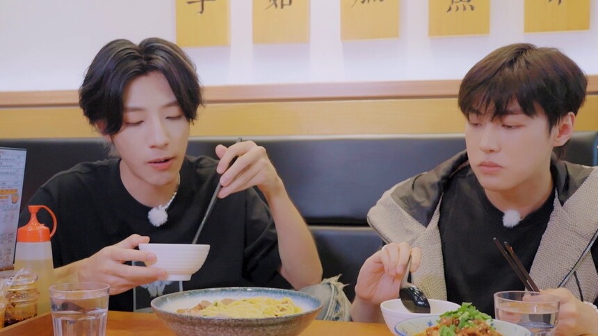 美食打卡！嘉羿夏瀚宇品尝车仔面