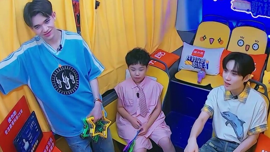 崔健6岁小歌迷 芒果巴士嗨唱摇滚乐