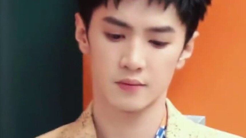 陈哲远 黄色西装搭配亮眼格子丝巾 人生如戏尽兴而归