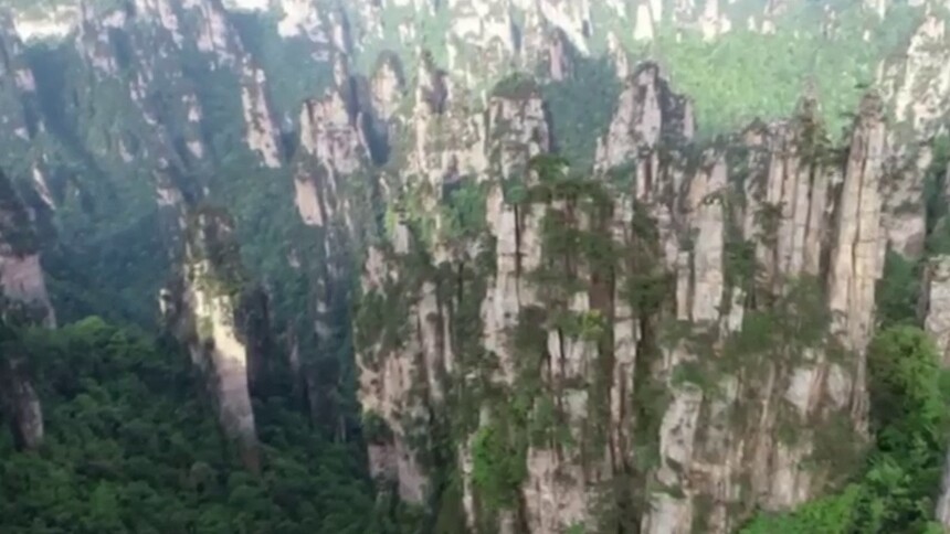 湖南电台世界旅游日特别节目《直播湖南——听见国际张》，湖南师范大学旅游学院副院长 郑群明：不断提升各方服务，使张家界由“养在深闺人未识”，到“揭开面纱天下名”。