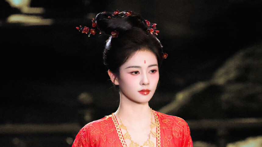白鹿《唐宫奇案》新路透 红衣造型英姿飒爽