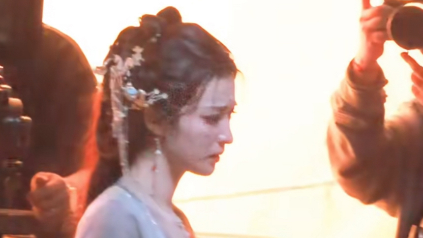 王楚然《成何体统》雨中路透 表情委屈惹人心疼