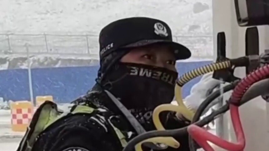 中吉吐尔尕特边检站浴“雪”奋战保通关