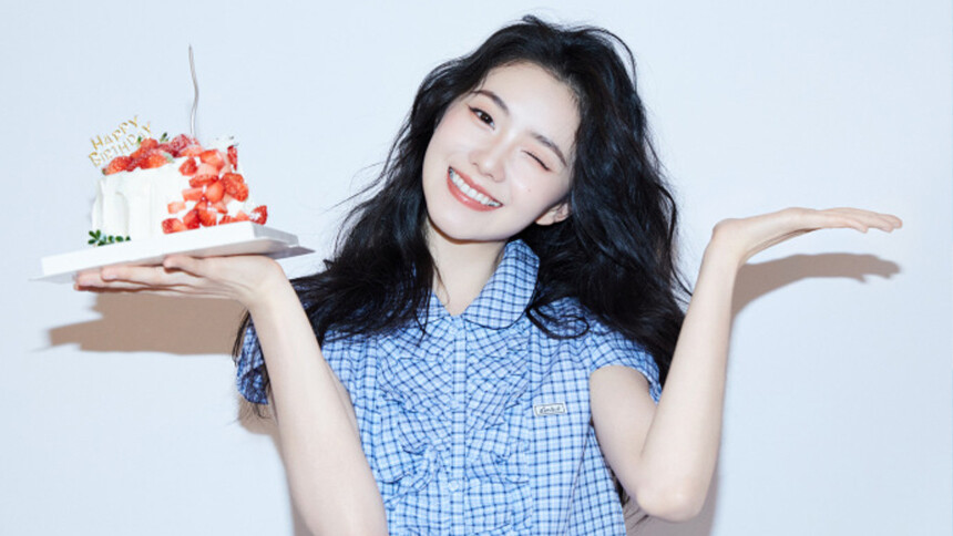 刘浩存分享生日大片 对镜微笑灵动活泼