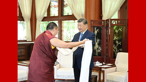 习近平接受班禅额尔德尼·确吉杰布拜见