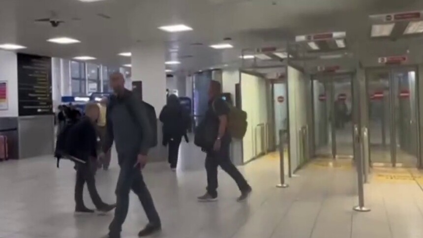 印度一架载有242人客机坠毁·英国 总台记者直击客机目的地伦敦盖特威克机场