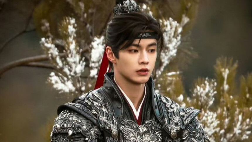 何与《百花杀》骑马路透 眼神犀利意气风发