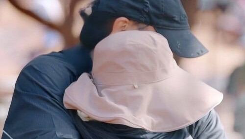 《小伙小妹换游记》7月3日精彩看点：徐艺洋不舍告别非洲家人 黄子韬徐艺洋深情相拥