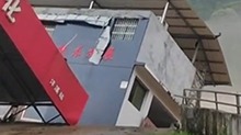 都柳江洪水过境 广西三江一未启用加油站发生倒塌