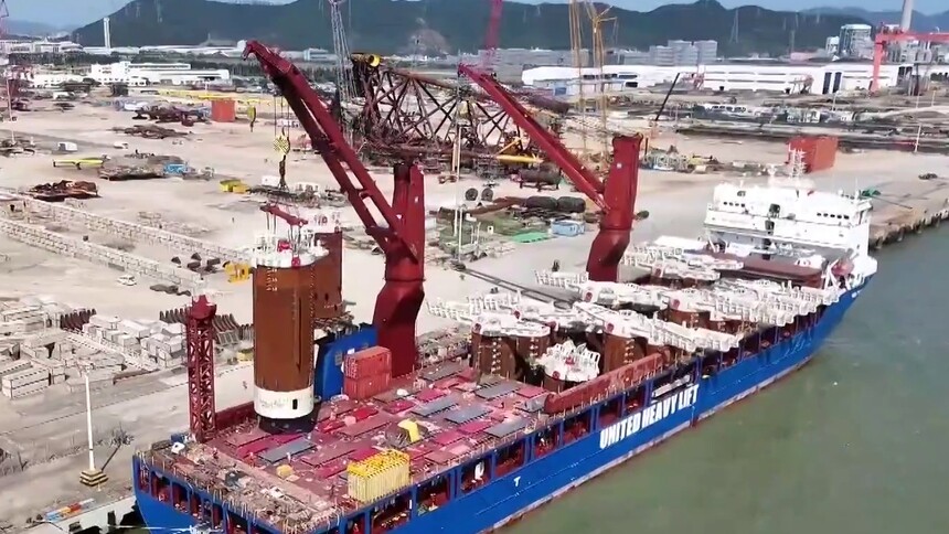 中国承建国际超深水油田关键装备交付启运
