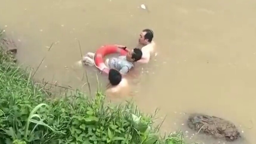宁远：民辅警急流中勇救落水老人