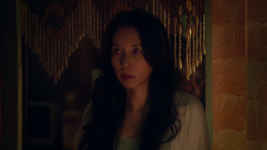女子半夜被弹珠惊醒，竟然在床底发现邻居老太太