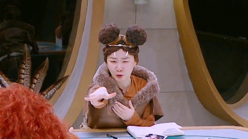 金靖在线“飙演技” 何炅直呼“抓马”