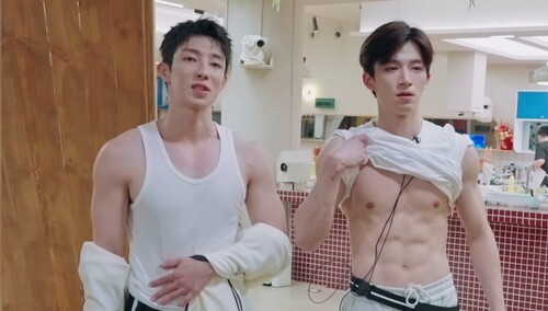 王星越高瀚宇宿舍健身！王星越八块腹肌引惊叹