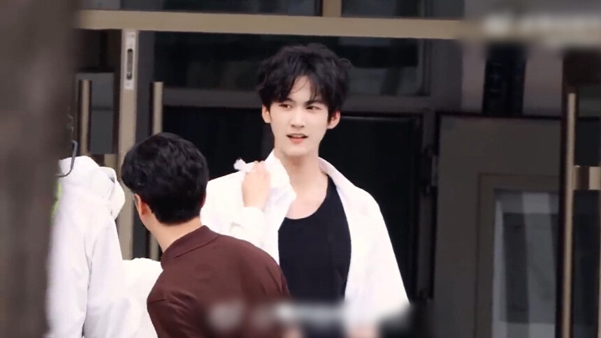 周柯宇《炽夏》片场开心玩水 青春活力肆意张扬