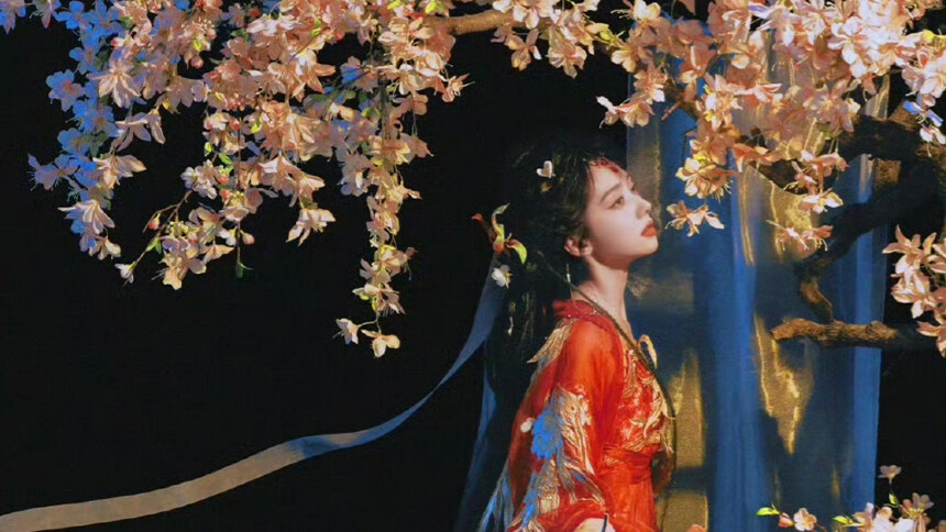 王影璐分享古风写真 红衣造型尽显多面魅力