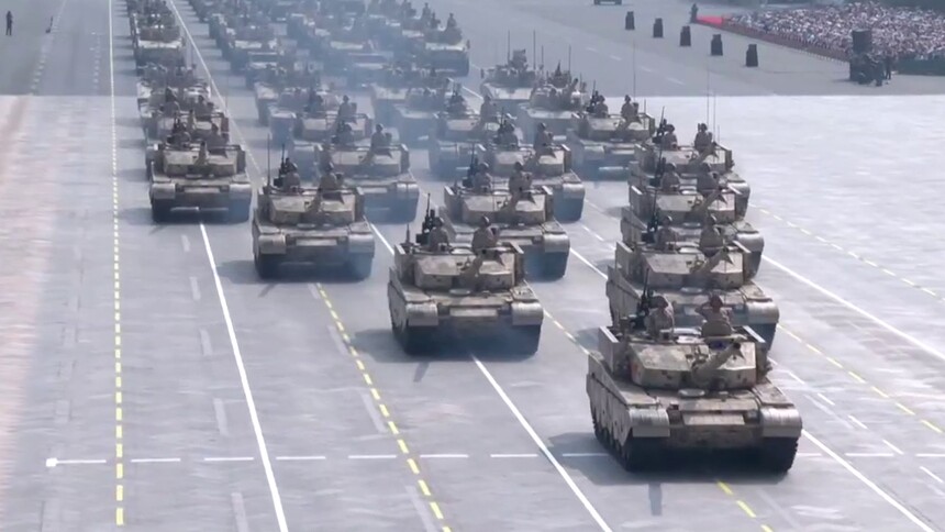 阅兵现场丨地面突击方队：“陆战之王”尽显攻坚突破强大战力