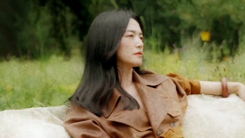 【时尚COSMO】姚晨回到自然绿洲中，感受蓬勃生命力