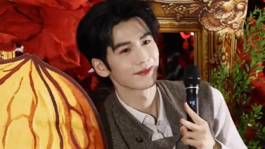 张凌赫《这一秒过火》杀青路透释出 工装复古优雅绅士