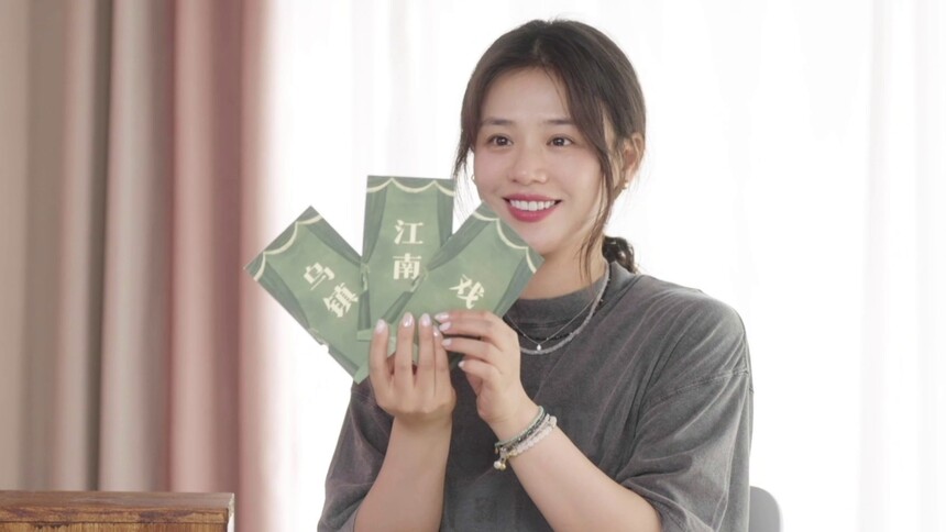 蘑菇屋里编好戏！马思纯挑战抽卡即兴演绎