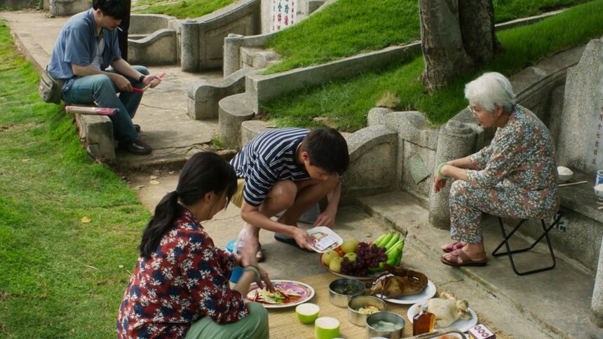 姥姥带全家人祭祖一个比一个不省心