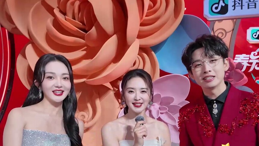 胡小妮工作现场悄悄话喊你大年初一来看欢喜一家人！