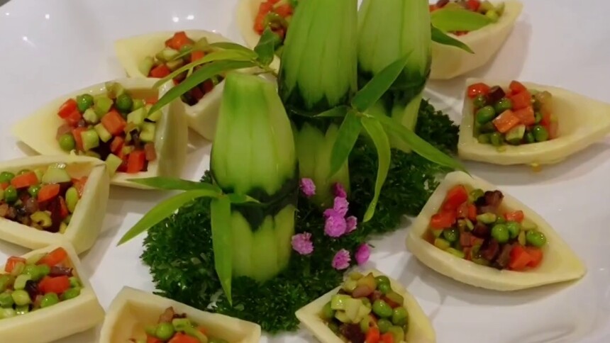 竹报平安上桌了！桃江竹资源丰富，饮食文化自然也带上了竹子的特色，这道菜巧妙地将竹元素与当地烹饪技艺相结合，承载着对新年的美好祝愿！