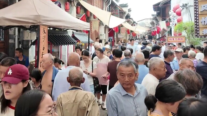 浙江兰溪：老街戏韵迎游客