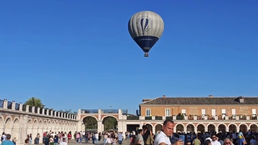 西班牙阿兰胡埃斯热气球节开幕