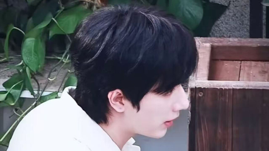 李宏毅《起落安妥》曝新路透 白衫牛仔裤清爽帅气