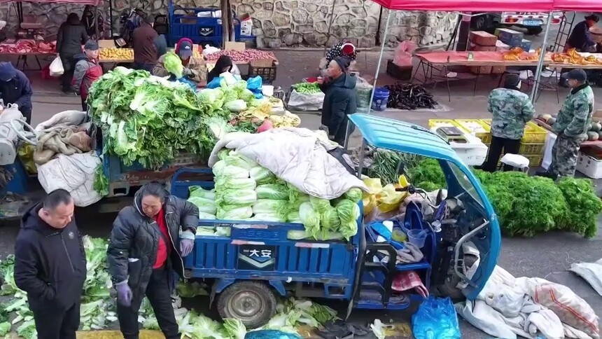 黑龙江鹤岗：秋日囤菜热 烟火暖晨光